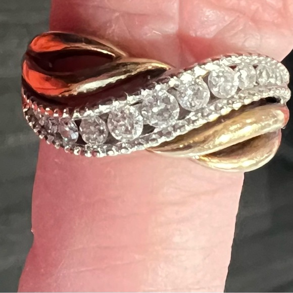 This item is sold won’t let me edit Diamond Ring, 10 K, 1 CTOne Diamond Missing - Picture 5 of 8